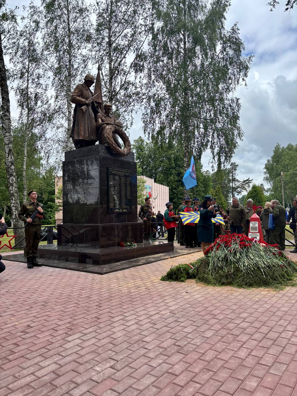 19 июня в преддверии Дня памяти жертв Великой Отечественной войны и геноцида белорусского народа в микрорайоне Боровуха состоялось торжественное перезахоронение останков трех летчиков.