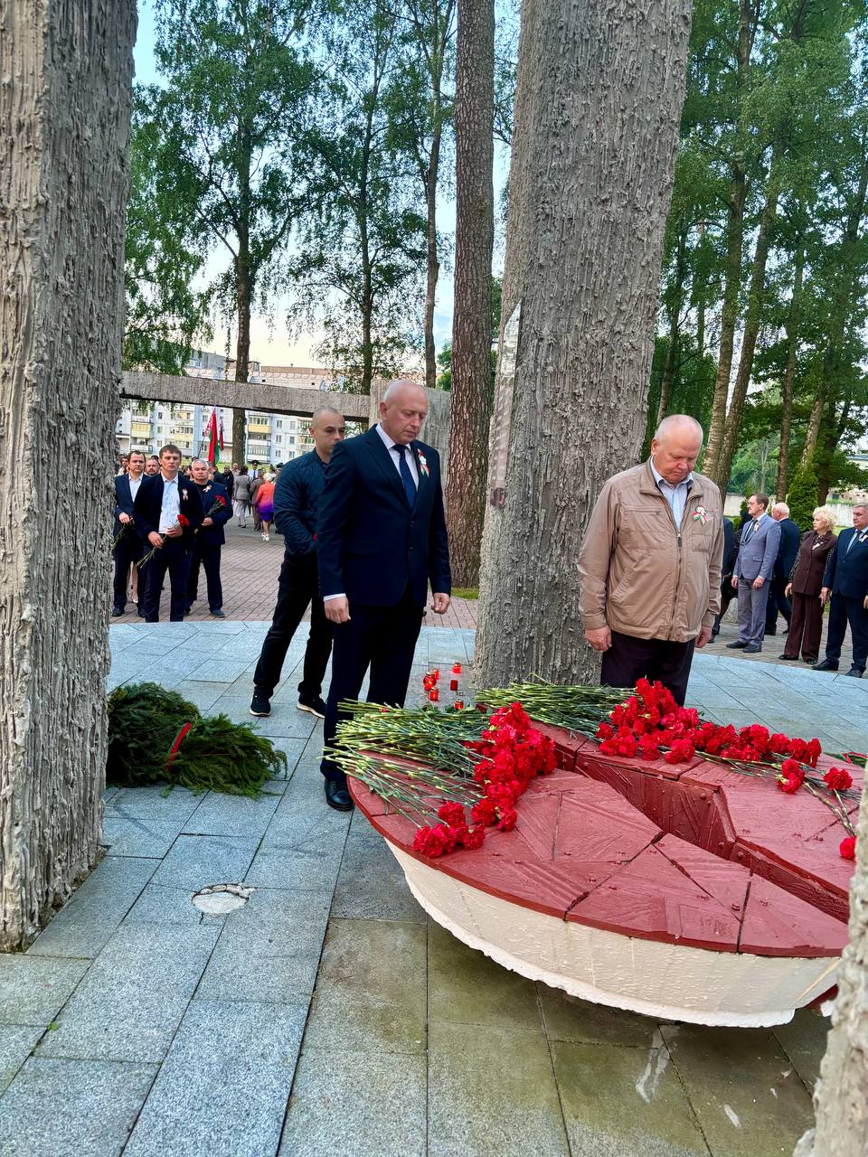 22 июня в 4:00 на мемориальном комплексе «Звезда» в микрорайоне Боровуха состоялся митинг-реквием «Связующая нить», приуроченный ко Дню всенародной памяти жертв Великой Отечественной войны и геноцида белорусского народа.